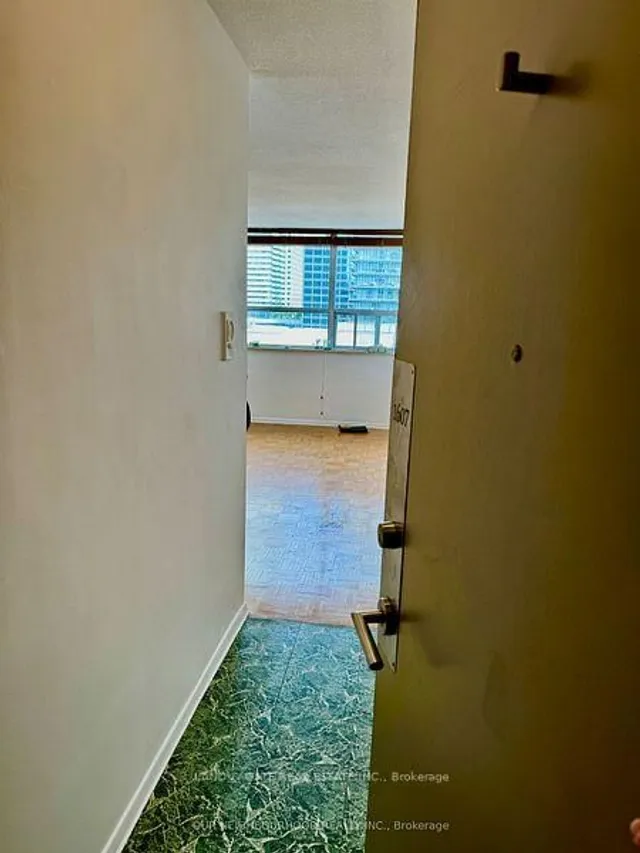 Additional image 17 of 30 Gloucester St Unit 1607