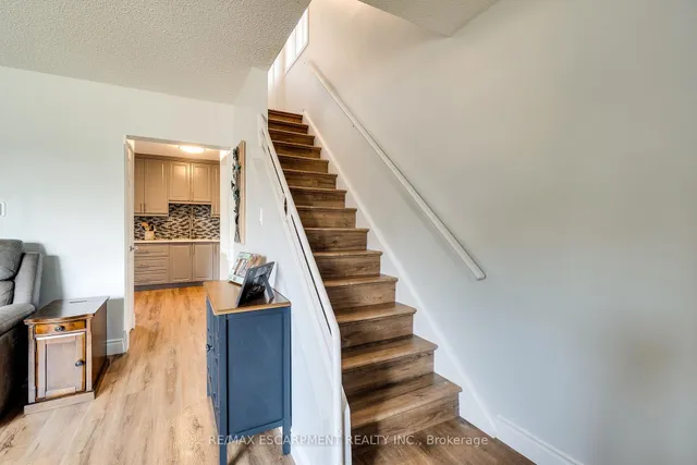 Additional image 17 of 17 RONALDSHAY Ave