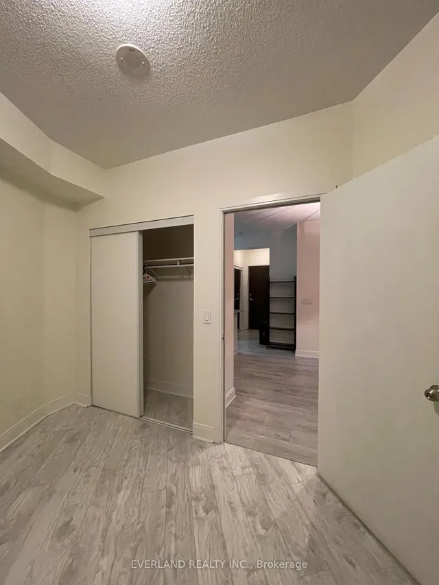 Additional image 5 of 125 Village Green Sq Unit 610