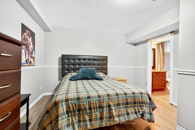 Additional image 37 of 18 Konstantine Crt