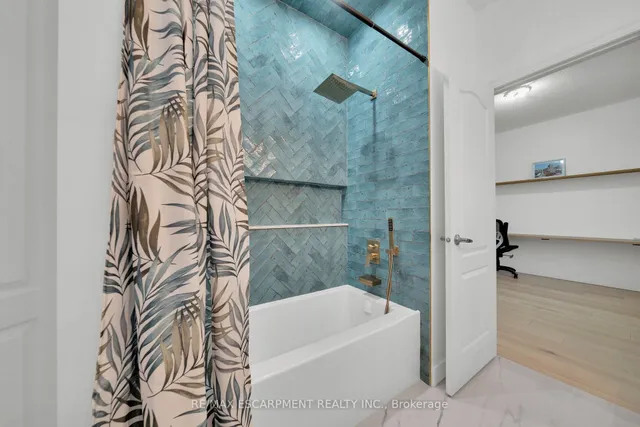 Additional image 27 of 48 Montreal Circ