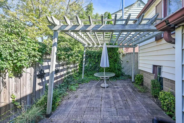 Additional image 35 of 894 Garth St