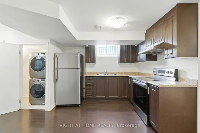 Additional image 35 of 1233 Lamont Cres