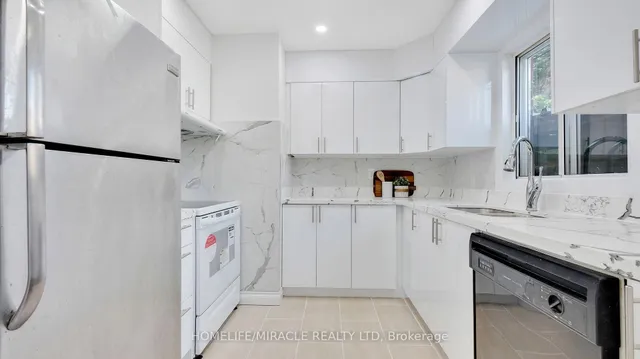 Additional image 6 of 8 Hollyhedge Dr