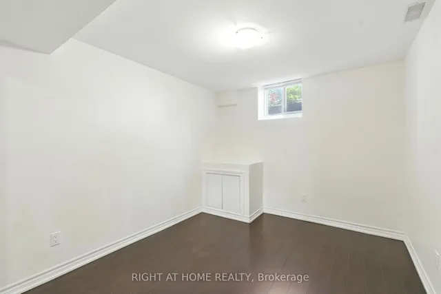 Additional image 33 of 1233 Lamont Cres