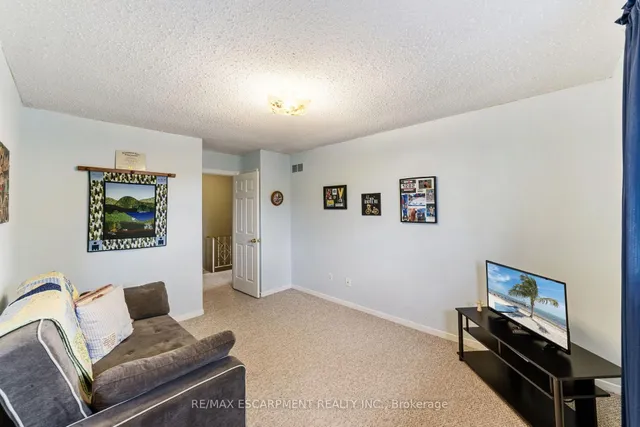 Additional image 22 of 47 Leaway Ave