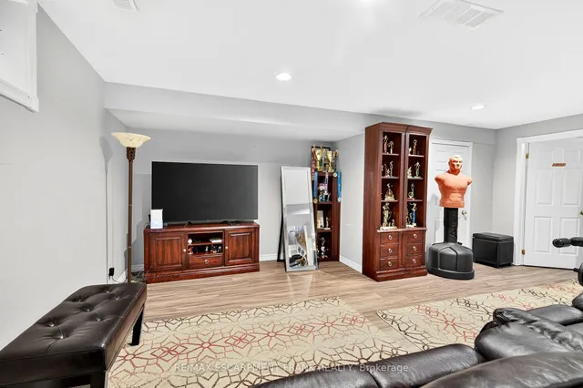 Additional image 30 of 18 Konstantine Crt