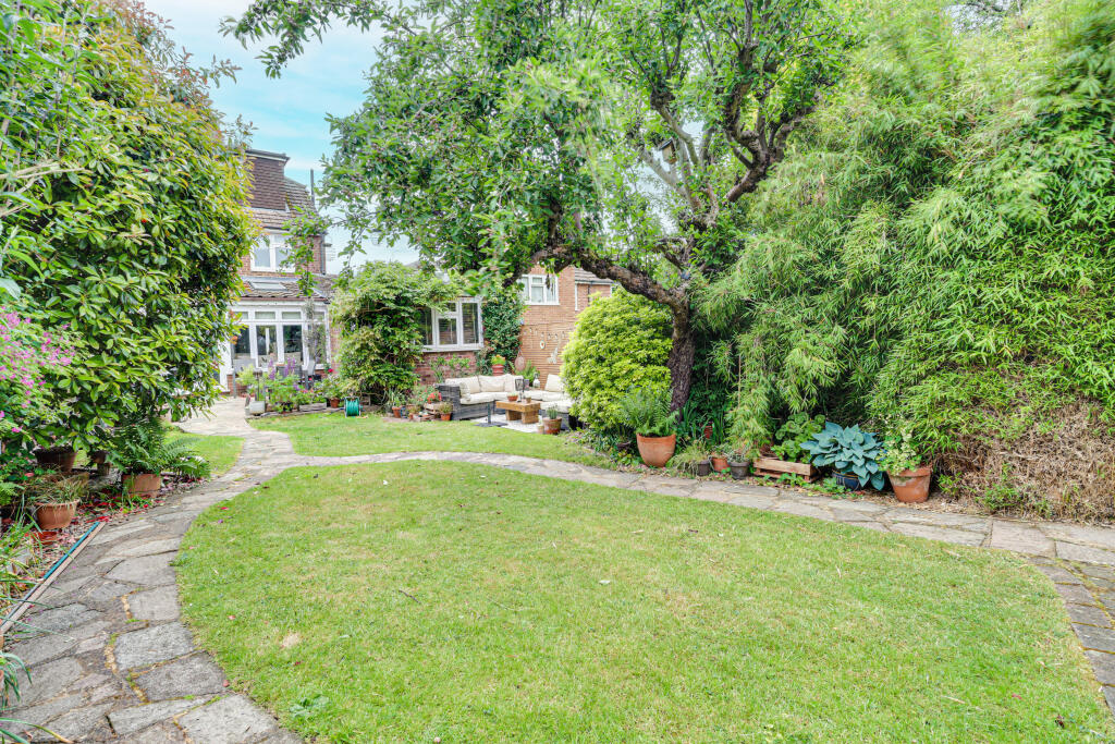 Additional image 22 of Springfield Crescent, Harpenden, Hertfordshire, AL5