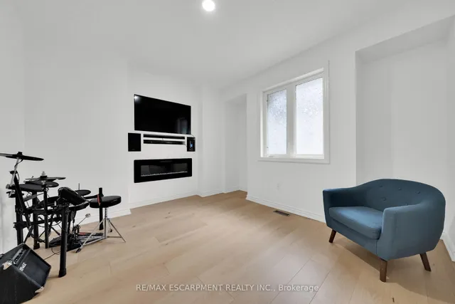 Additional image 19 of 48 Montreal Circ