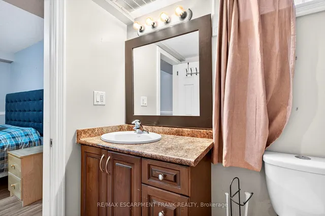 Additional image 20 of 18 Konstantine Crt