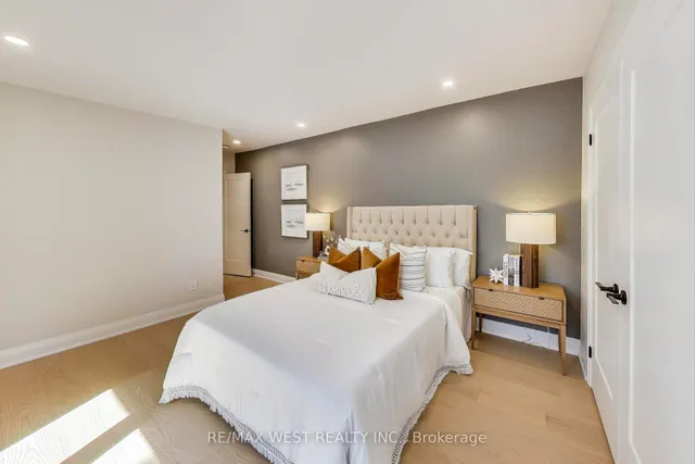 Additional image 12 of 21 Rolyat St