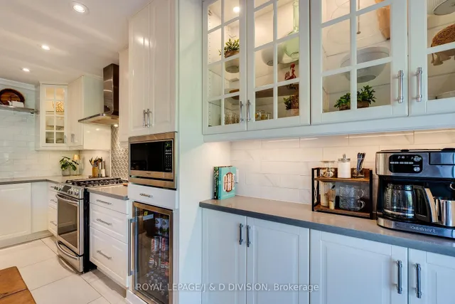 Additional image 18 of 2448 Capilano Cres