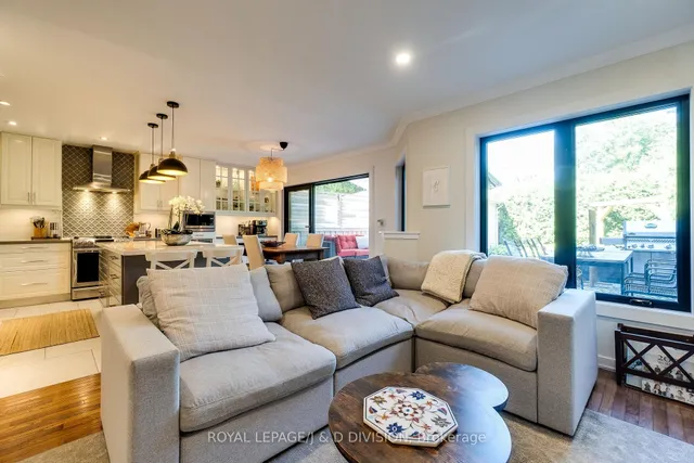 Additional image 14 of 2448 Capilano Cres