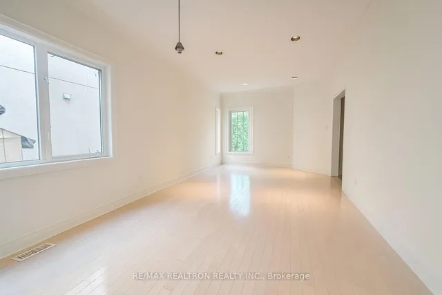 Additional image 4 of 25 Model Ave