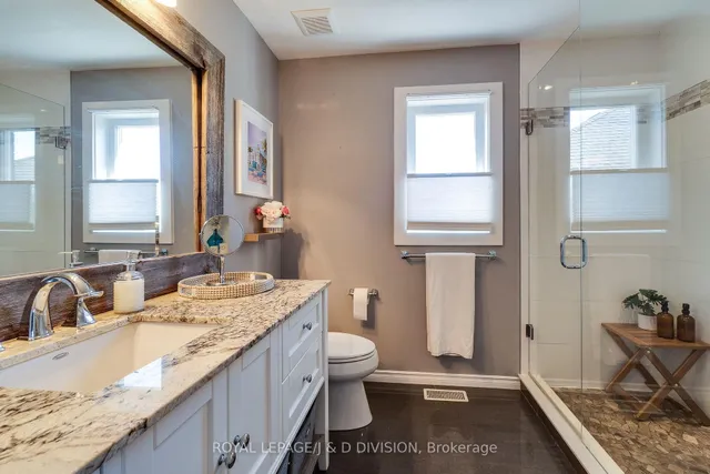 Additional image 27 of 2448 Capilano Cres