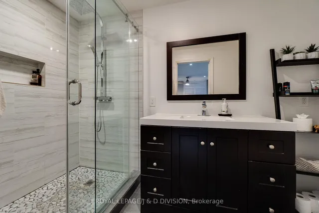 Additional image 39 of 2448 Capilano Cres
