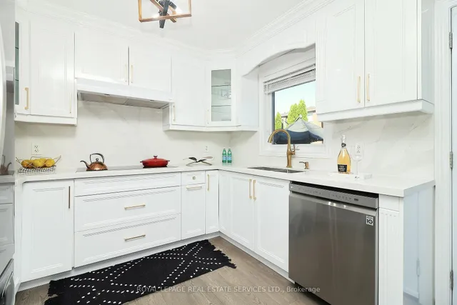 Additional image 11 of 1747 Cobra Cres