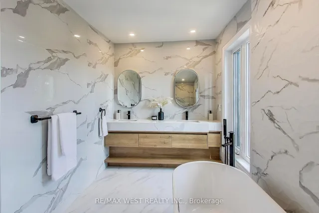 Additional image 15 of 21 Rolyat St