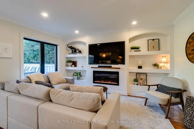 Additional image 12 of 2448 Capilano Cres