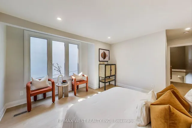 Additional image 13 of 21 Rolyat St