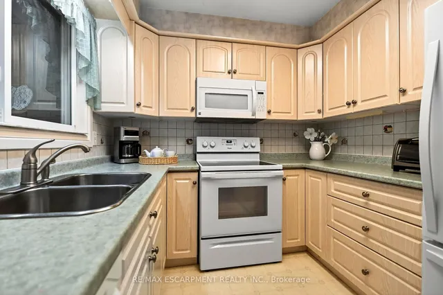 Additional image 18 of 1552 Kerns Rd Unit 4