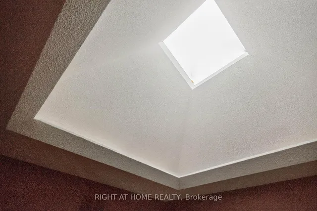 Additional image 19 of 1084 Grandeur Cres