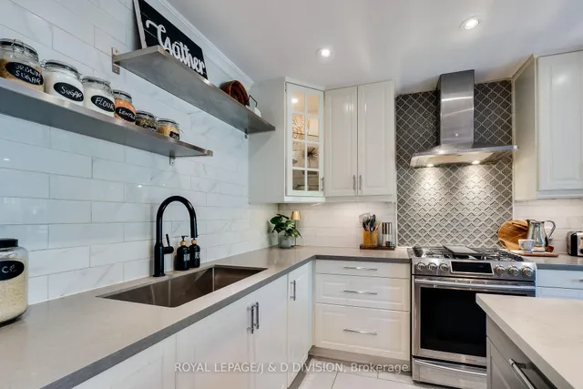 Additional image 16 of 2448 Capilano Cres