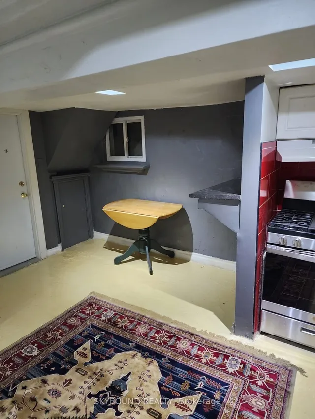 Additional image 18 of 837 Gladstone Ave