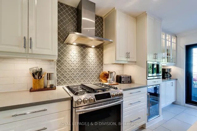 Additional image 17 of 2448 Capilano Cres