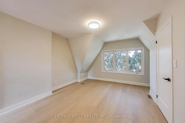 Additional image 23 of 21 Rolyat St