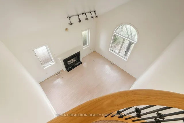 Additional image 15 of 25 Model Ave