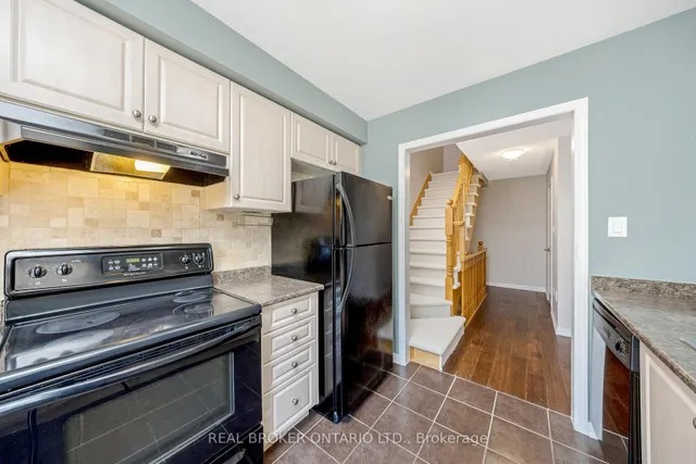 Additional image 17 of 879 Willingdon Cres