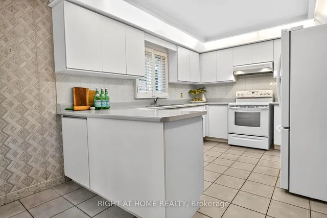 Additional image 12 of 1084 Grandeur Cres