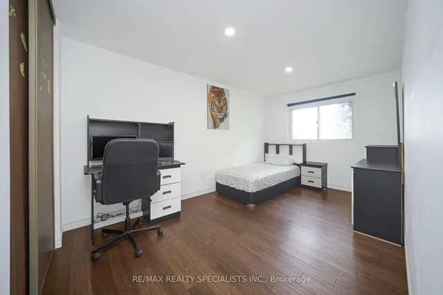 Additional image 31 of 28 Lincoln Crt