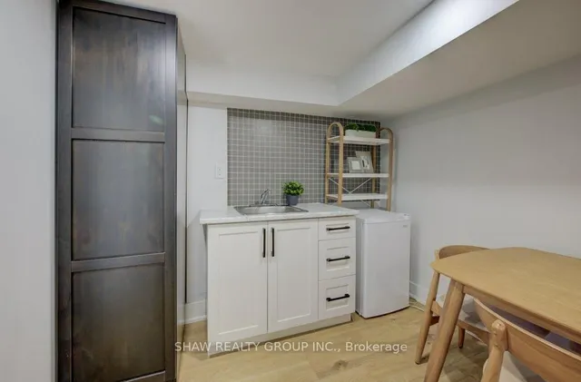 Additional image 32 of 28 Barons Ave