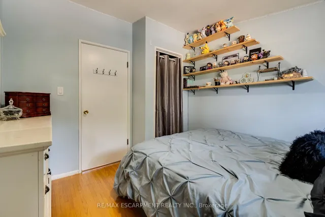 Additional image 20 of 17 RONALDSHAY Ave