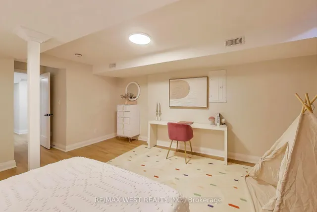 Additional image 36 of 21 Rolyat St