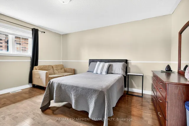 Additional image 28 of 18 Konstantine Crt