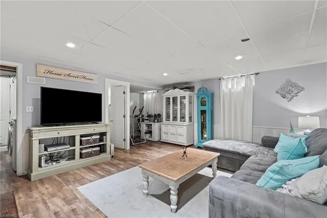 Additional image 21 of 992 Garth St