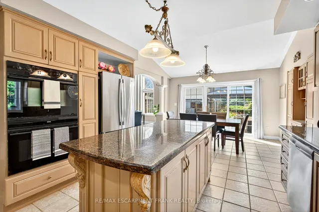 Additional image 18 of 18 Konstantine Crt