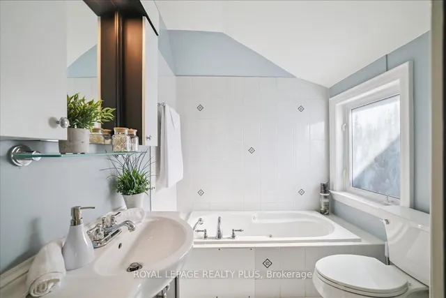 Additional image 10 of 1048 Royal York Rd