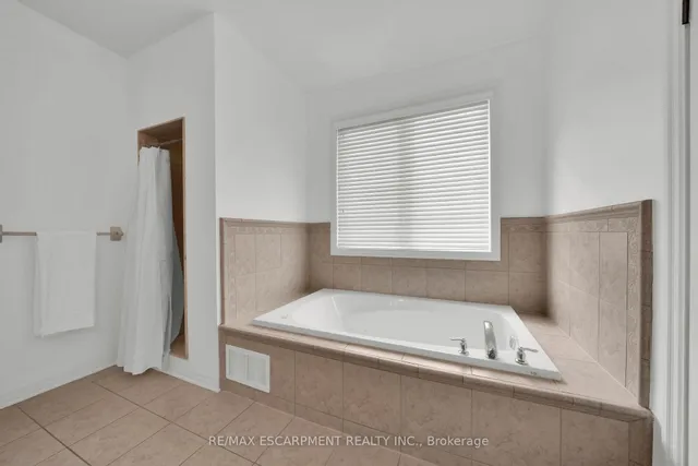 Additional image 24 of 48 Montreal Circ