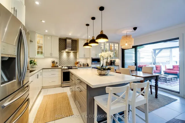 Additional image 15 of 2448 Capilano Cres