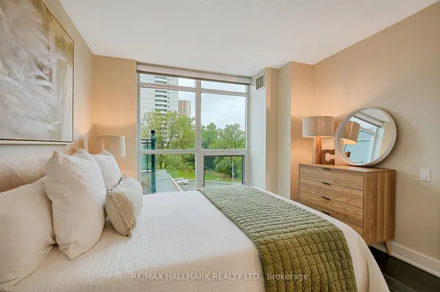 Additional image 31 of 1048 Broadview Ave Unit 302