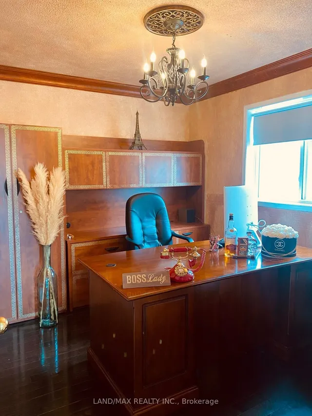 Additional image 11 of 50 Charleswood Circ