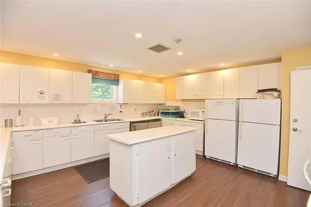 Additional image 46 of 137 Silverbirch Blvd