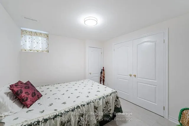 Additional image 32 of 17 Regis Circ