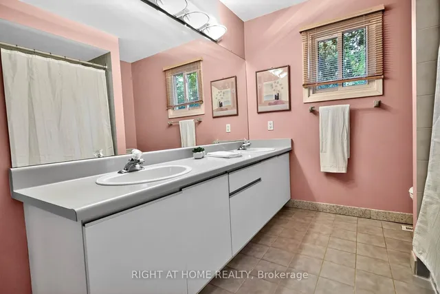 Additional image 26 of 1084 Grandeur Cres