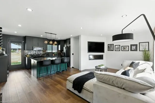 Additional image 7 of 30 Cloke Crt