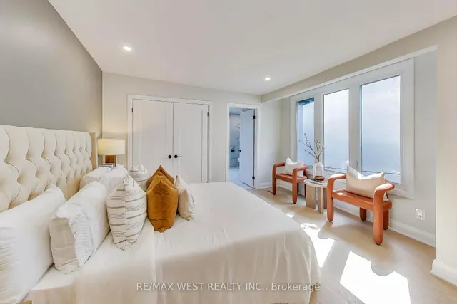 Additional image 11 of 21 Rolyat St